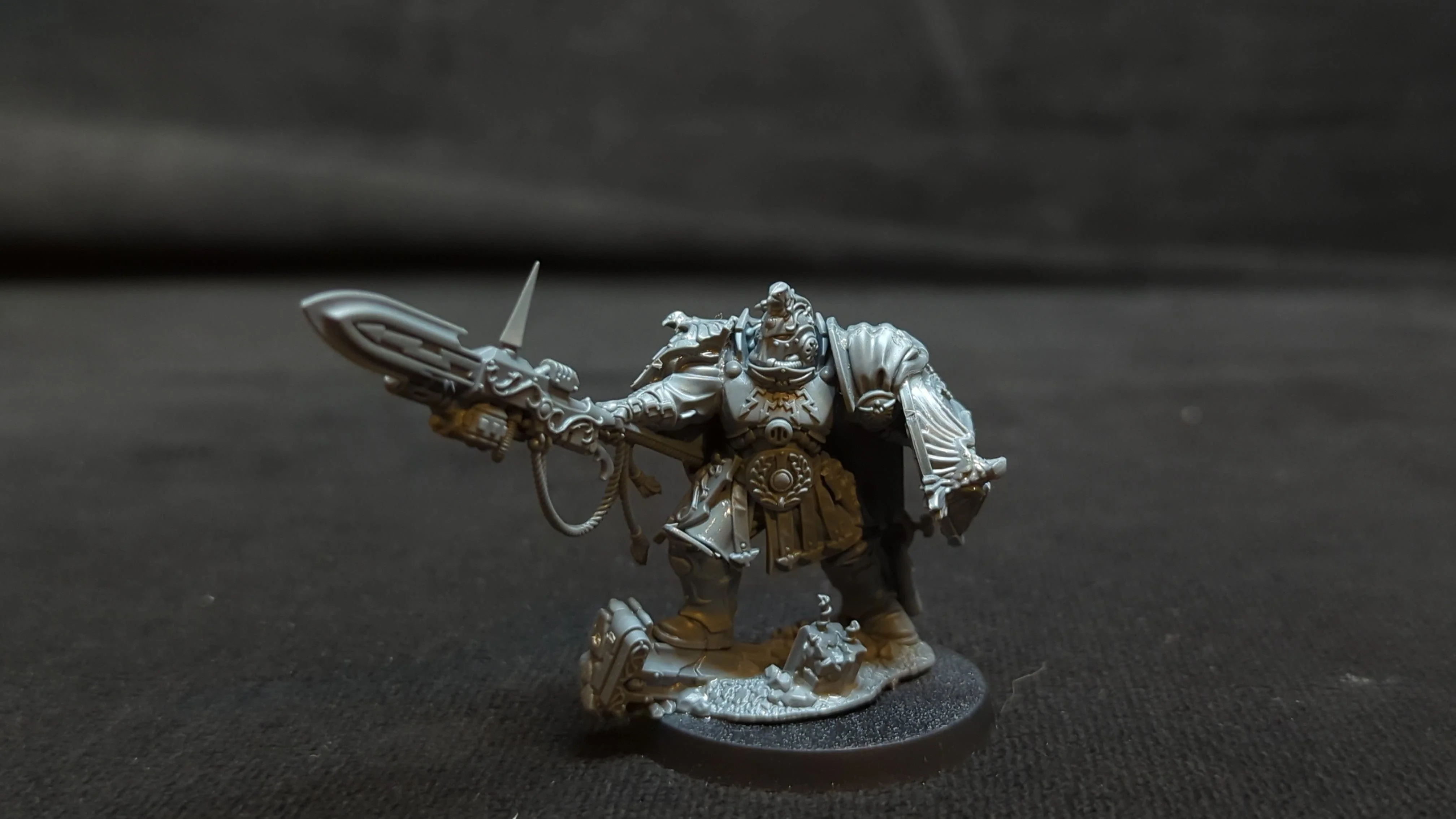 Warhammer 40k Adeptus Custodes Shield Captain x1 - Image 2