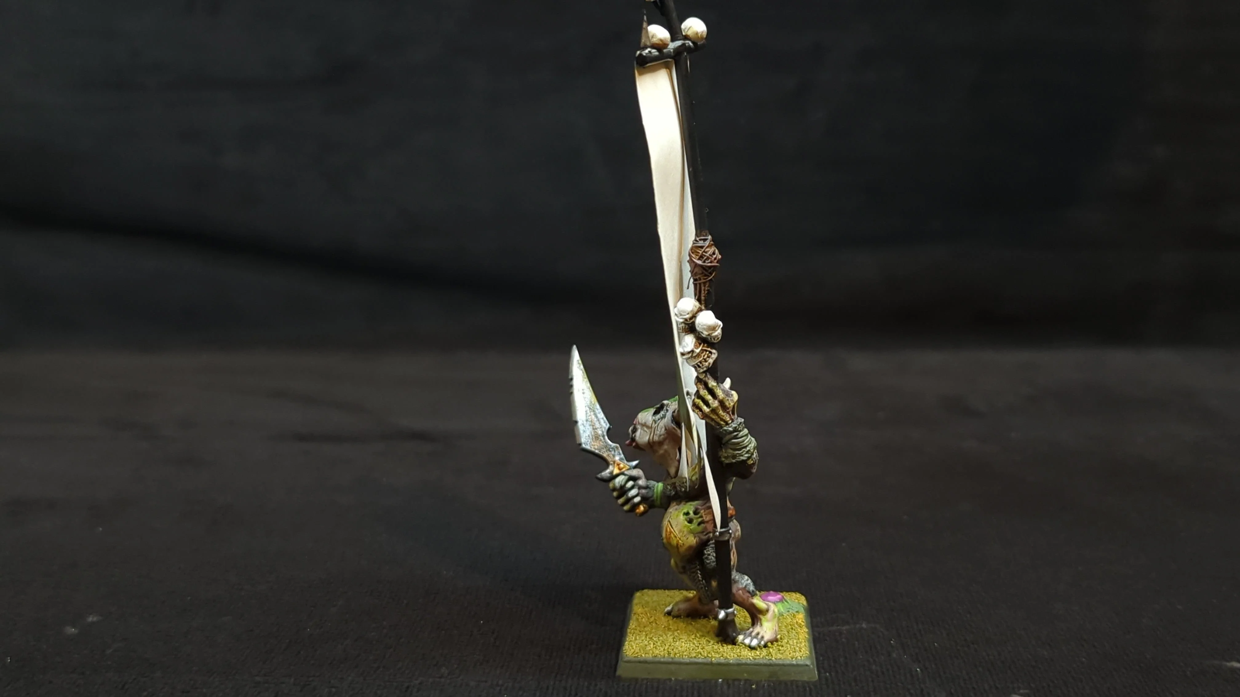 Age of Sigmar The Old World Beastman Minotaur with Standard x1 OOP Painted - Image 2