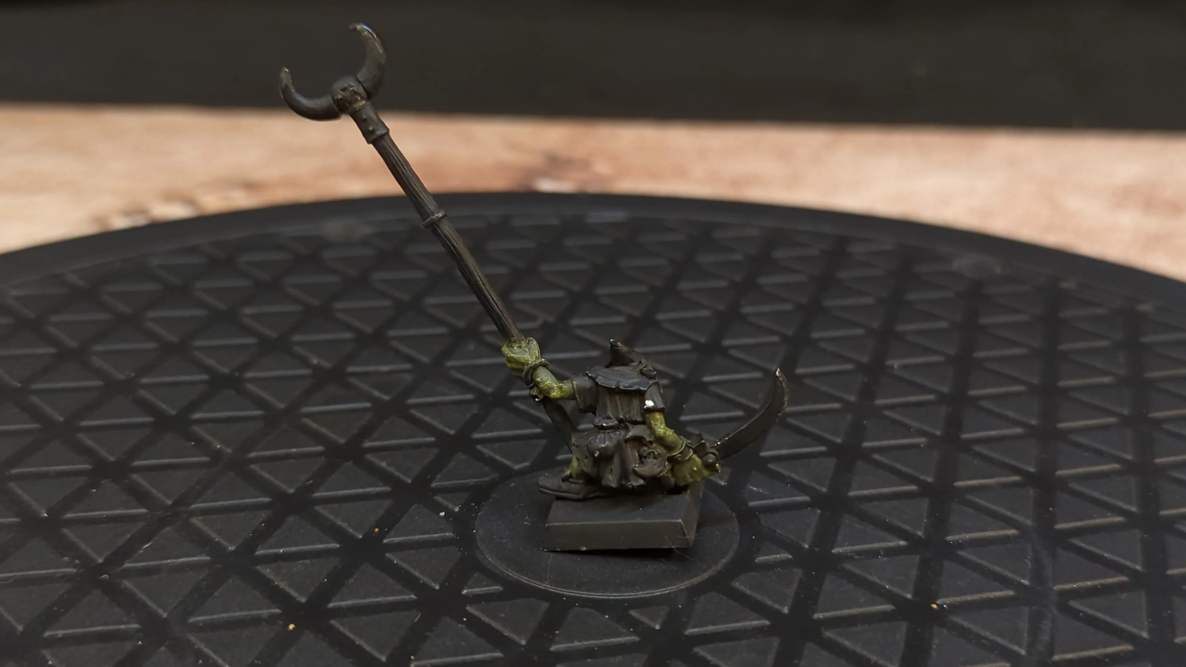 The Old World Orc & Goblin Tribes Night Goblin Standard bearer (OOP Metal) x1 - Image 2