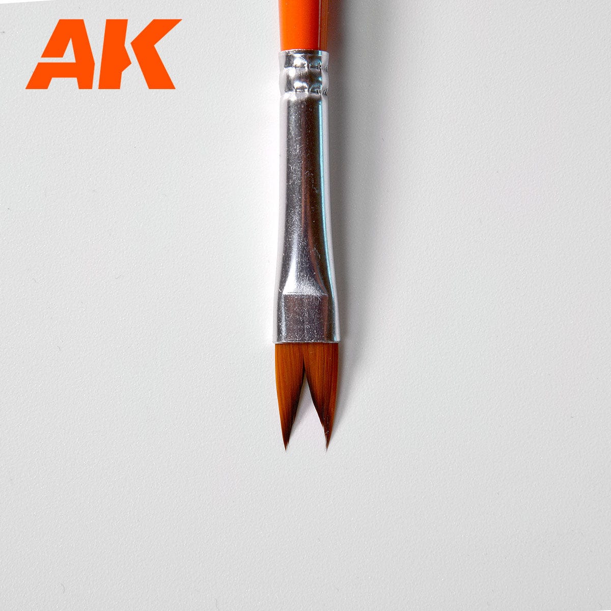 AK Interactive WHALE TAIL/RIBBON Weathering Brush - Image 2